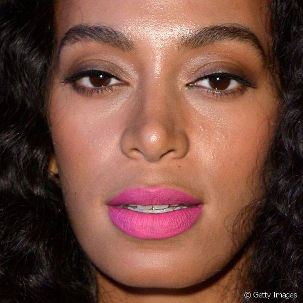 O batom rosa vibrante garantiu o destaque aos l?bios de Solange Knowles na Semana de Moda de Paris